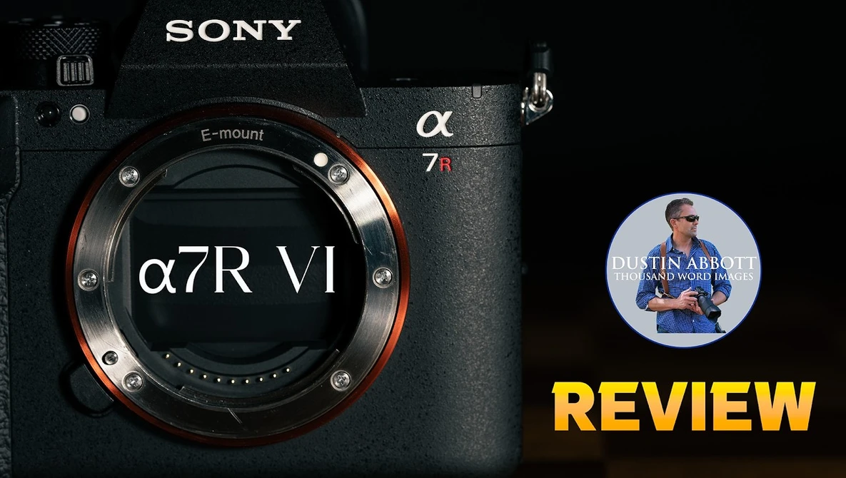 Sony α7R VI camera body with E-mount displayed against black background alongside review graphic