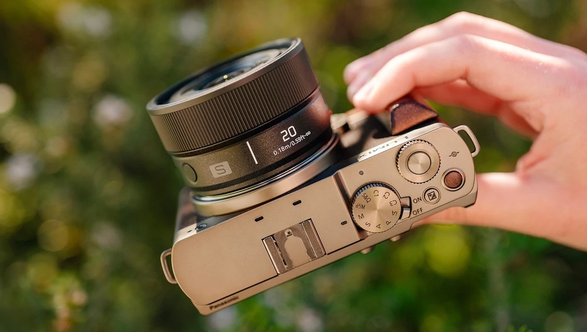 Watch LUMIX 20mm f2.5: A new small lens for LUMIX S9 on YouTube.