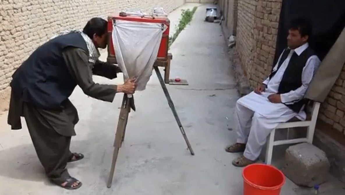 Watch How to use an Afghan box camera "kamra-e-faoree" on Vimeo.