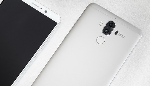 smartphone with dual lens leica cameras