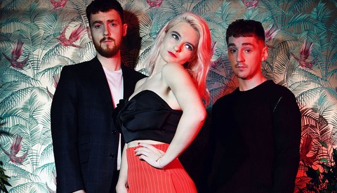 Expensive Equipment Not Necessary: Photographing a Platinum-Selling Pop Group Using Lights From eBay