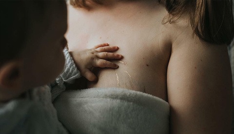 Displaying Postpartum Beauty Through Intimate Photographs