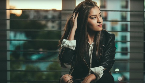 How to Pose Someone Who’s Never Modeled