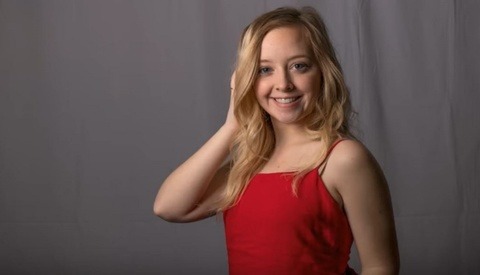 How to Quickly and Easily Remove Background Wrinkles From Your Photos