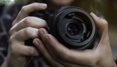 Fstoppers Reviews the Lensbaby Sol 45 f/3.5 Lens