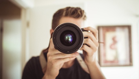 Portrait Photographer Surprised to Discover His Lens Has Apertures Other Than f/1.4
