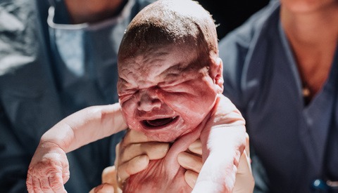 Woman Beautifully Photographs Her Own Childbirth