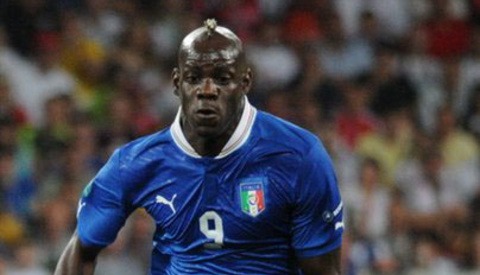 Balotelli Destroys Photographer’s Camera by Kicking It From Tripod in Fit of Rage at Being Substituted