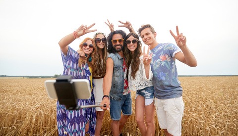 Security Expert Warns Against Making V-Sign in Photos, Claims Fingerprints Can Be Lifted From Social Media Pictures