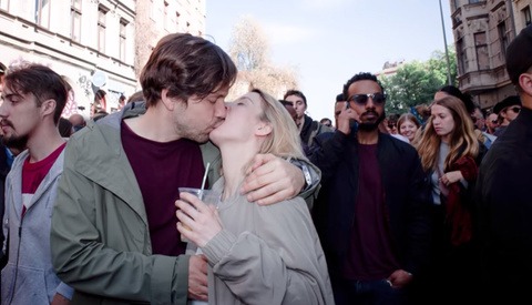 10 Ways to Shoot Street Photos Without Being Noticed