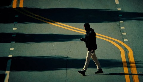 Shooting Street Photography With a Super-Telephoto Zoom Lens