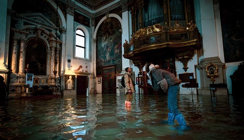 Photographer Documents Venice's Worst Floods in More Than 50 Years