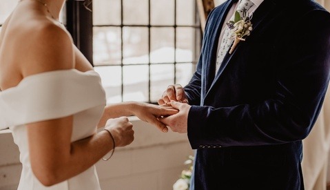 Couple Stages Wedding Again for Reshoot After Amateur Photographer Used Stock Imagery in Her Portfolio