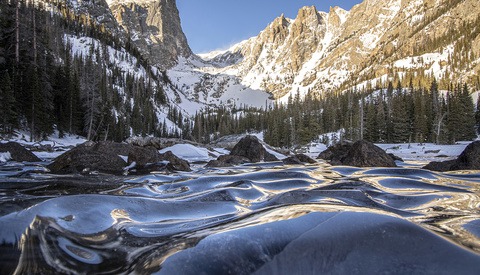 Photographer Discovers Frozen Waves in Colorado Lake