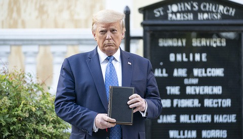 Trump’s White House Photographer Is Trolling Him