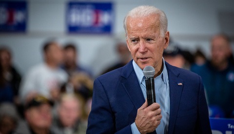 Unauthorized Photographer Passes Joe Biden's Secret Service Security Team to Gather in Press Pit by Plane
