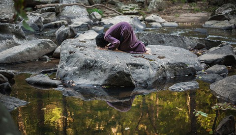 'Places You'll Pray' Captures Muslims Expressing Their Faith in Unexpected Places