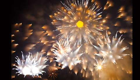 Highly Unusual Photos of Fireworks Using Focus-Pulling