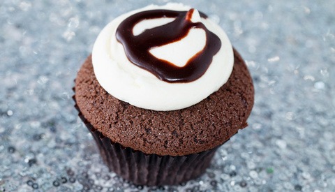 Lighting Cupcakes with a Ring Flash
