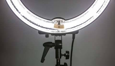 Fstoppers Reviews the Flashpoint 14" Fluorescent Dimmable Ring Light