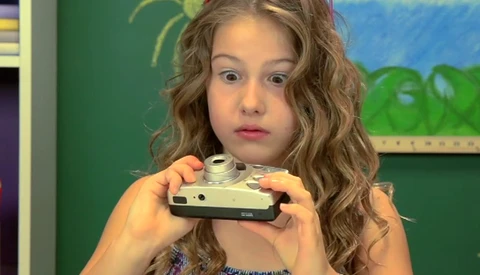 Kids Try to Use Film Cameras For The First Time and Unsurprisingly Have No Idea How They Work
