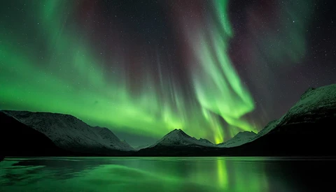 Filmmaker Captures The Aurora Borealis In Jaw Dropping Real-Time Film