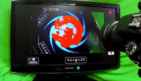 Man Uses Nothing but Camera and Television to Create Mesmerizing Visuals