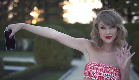 Taylor Swift Revises Photo Contract After Backlash from Media