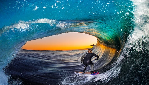 16-Year-Old Photographer Shoots Flash Photos Inside Waves                       