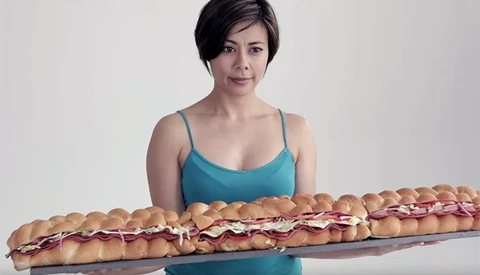 Can This Body Positioning Technique Really Make You Look 10 Pounds Less in Photographs?