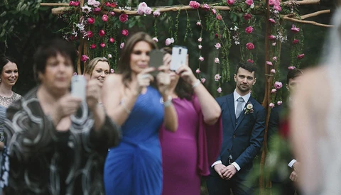 Photographer Makes the Case for Phone-Less Weddings With One Photo