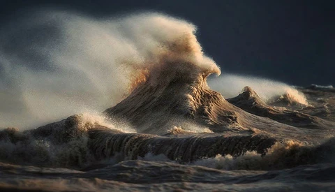 Photographer Captures Incredible ‘Liquid Mountains’ During Wind Storms on Lake Erie