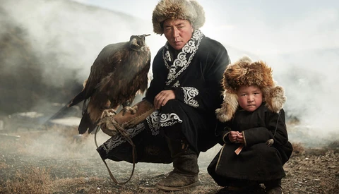 Mongolian Eagle Hunters' Legacy Beautifully Documented by Photographer Sasha Leahovcenco