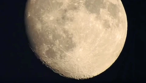 The Nikon P900 and Its Crazy Zoom Lens Takes Us All the Way to the Lunar Surface
