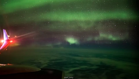 Photographer Captures Striking Time-Lapse of Aurora Borealis From Plane