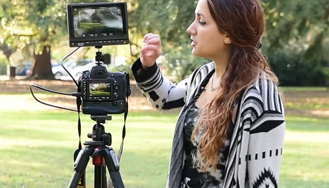 Fstoppers Reviews the Elvid FieldVision 7" On-Camera Monitor V2