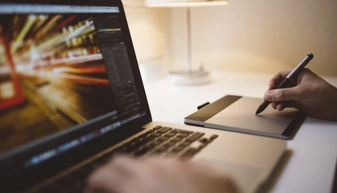 Photographer Cancels Lucrative Contract After Finding Out It Required the Pen Tool