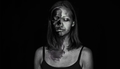 Photographer Reveals 'Secrets Hidden In Your Skin' with UV Light Experiment