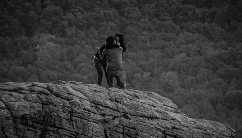 Photographer Spends Hours Preparing Secret Engagement Photoshoot, Ends Up Shooting the Wrong Couple