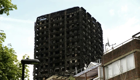 Police Put Up Barriers to Stop People From Taking Selfies at Grenfell Tower
