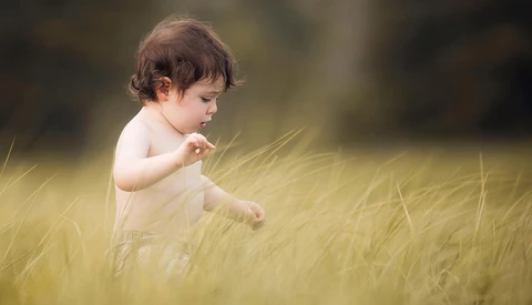 todder walking in beach grass