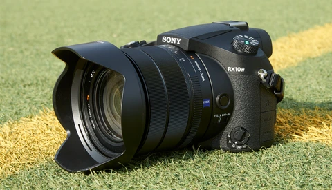 First Hands-On Impressions of the Sony RX10 IV, the All-In-One Bridge Camera With 24 fps Stills Shooting