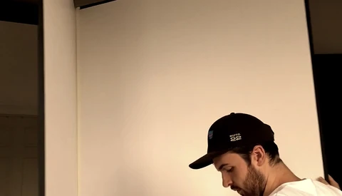 How to Construct Your Own High-Quality V-Flats for Studio Photography