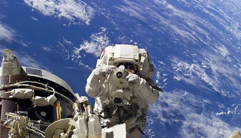 NASA Launches Ten Unmodified Nikon D5 Cameras to Resupply ISS