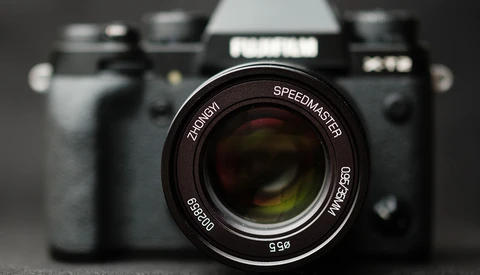 Fstoppers Reviews the ZhongYi Mitakon Speedmaster 35mm f/0.95 for Fujifilm