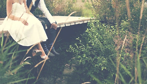 Wedding Guest Collapses While Trying to Refrain From Giving Photographer Advice
