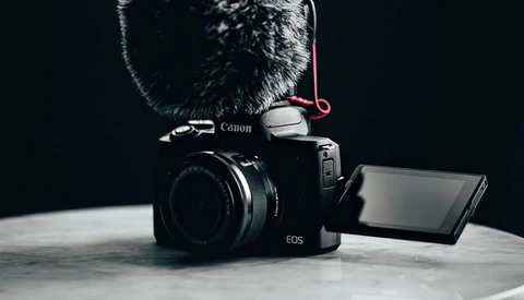 Canon Releases 4K Mirrorless M50