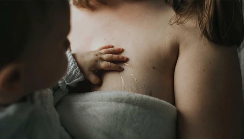 Displaying Postpartum Beauty Through Intimate Photographs