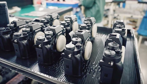 Watch a Fujifilm X-T2 and MK18-55mm Lens Being Made Inside the Factory