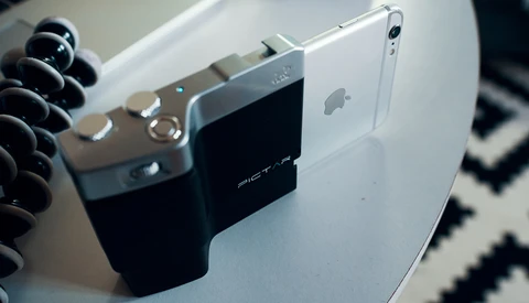 Give Your iPhone DSLR-Like Ergonomics with the Miggö Pictar
